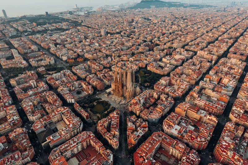 Veduta aerea di Barcellona con il reticolo dei quartieri