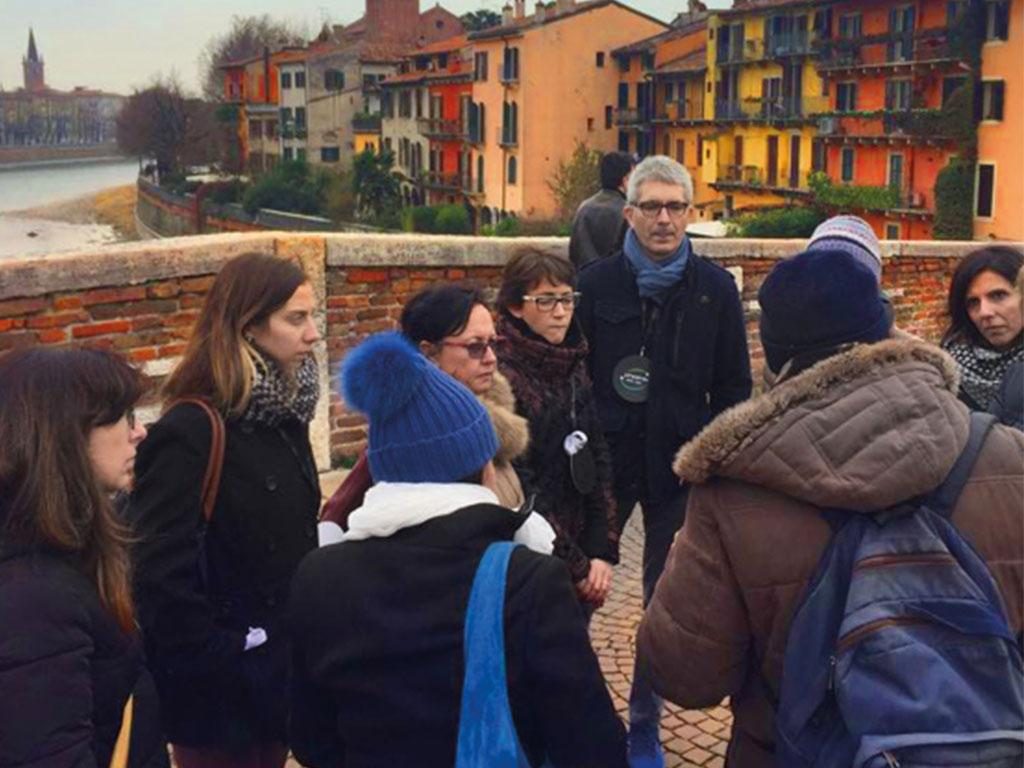 Gruppo in visita guidata nel centro storico di una città