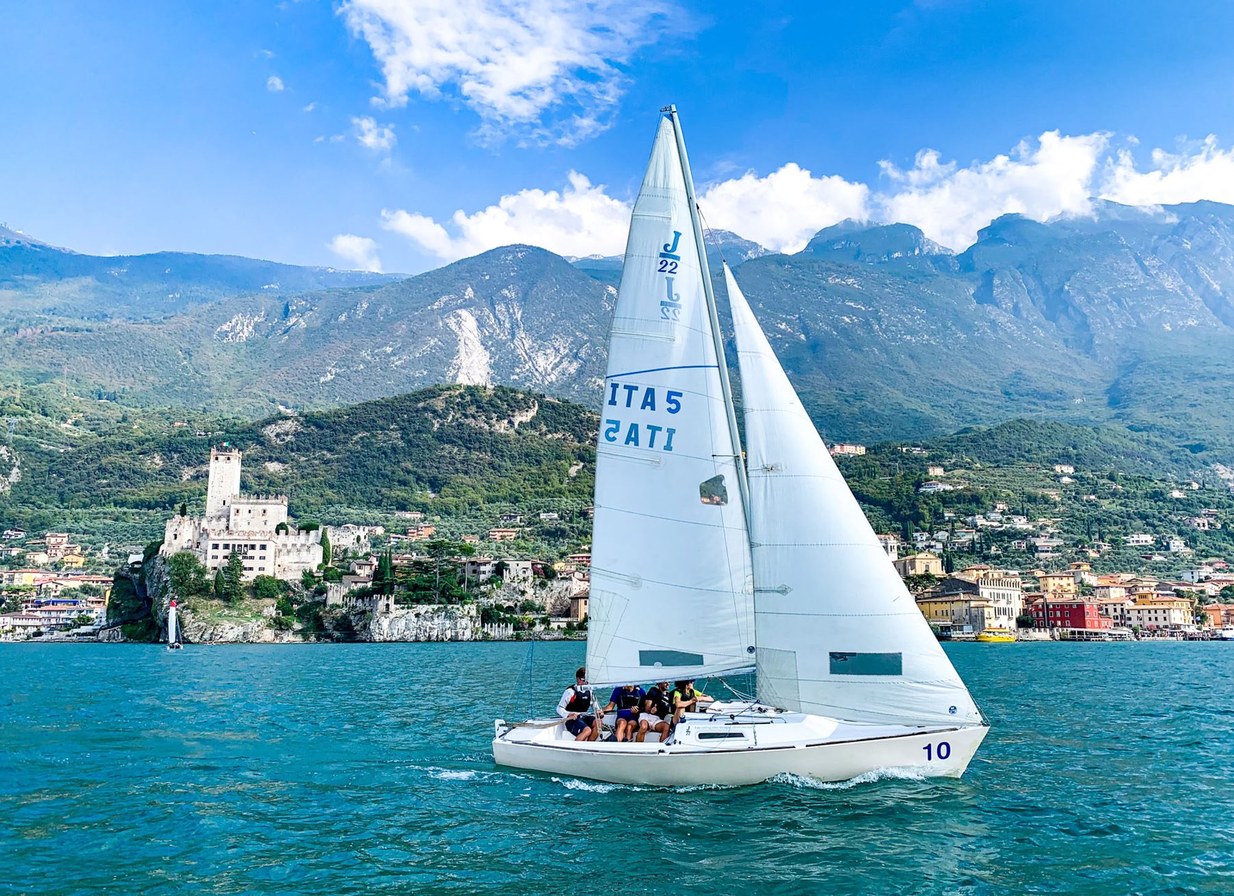 Equipaggio a bordo di una barca a vela sul Lago di Garda