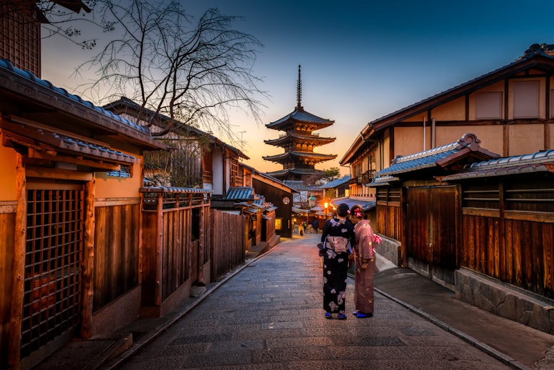 Viale di un quartiere storico del Giappone con una pagoda sullo sfondo