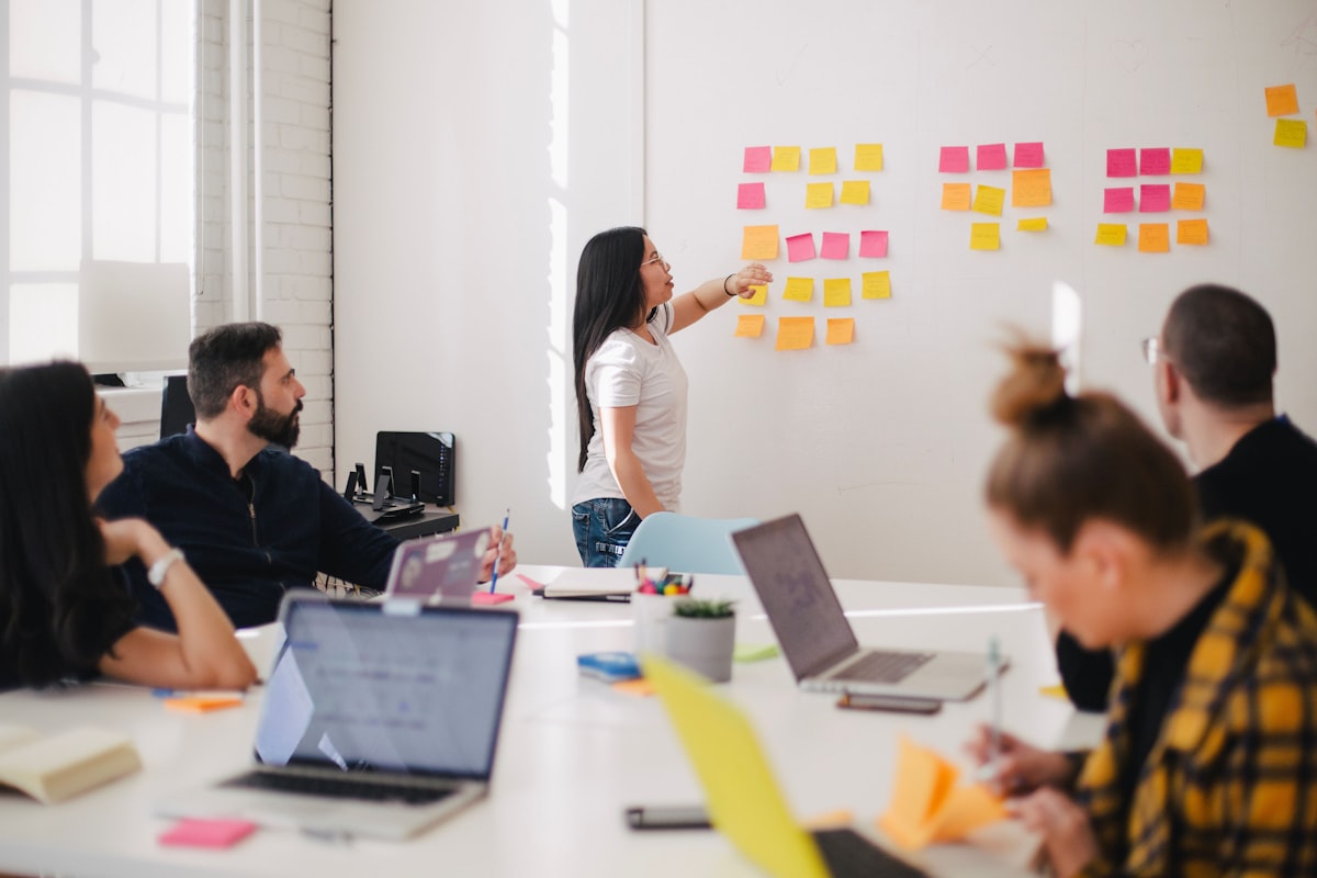 Colleghi durante un workshop con post-it alla lavagna