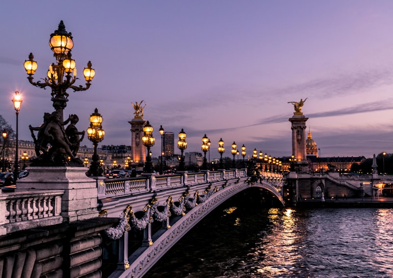 Ponte di Parigi illuminato al tramonto
